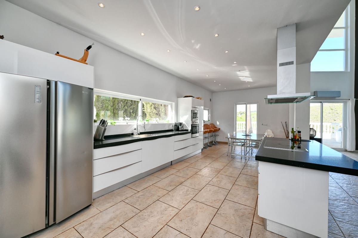 7 soverom Villa til salgs i Algarrobo med svømmebasseng garasje - € 975 000 (Ref: 9900830)