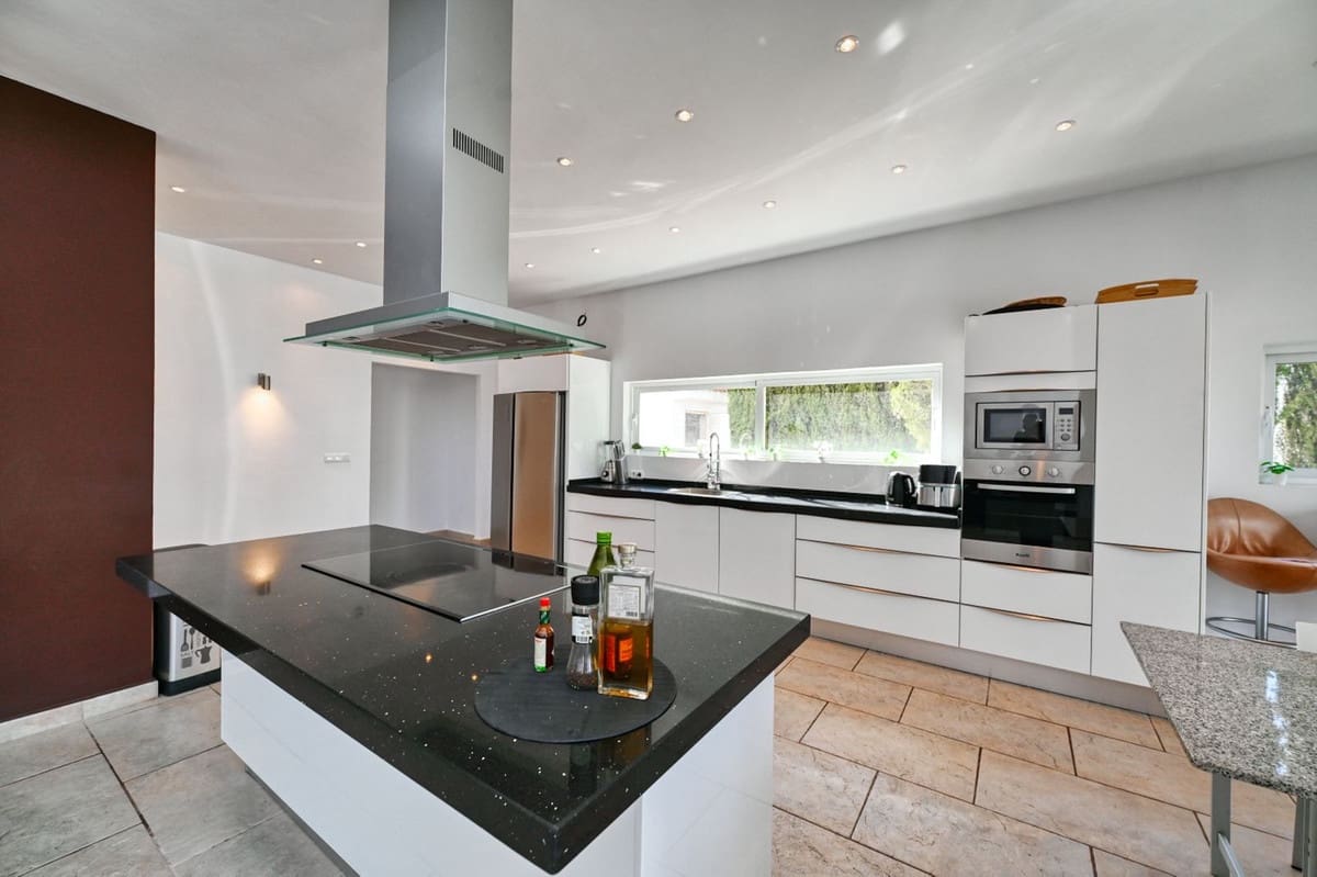 7 soverom Villa til salgs i Algarrobo med svømmebasseng garasje - € 975 000 (Ref: 9900830)