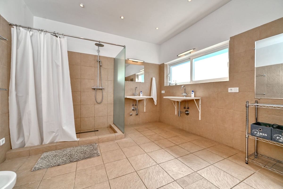 7 soverom Villa til salgs i Algarrobo med svømmebasseng garasje - € 975 000 (Ref: 9900830)