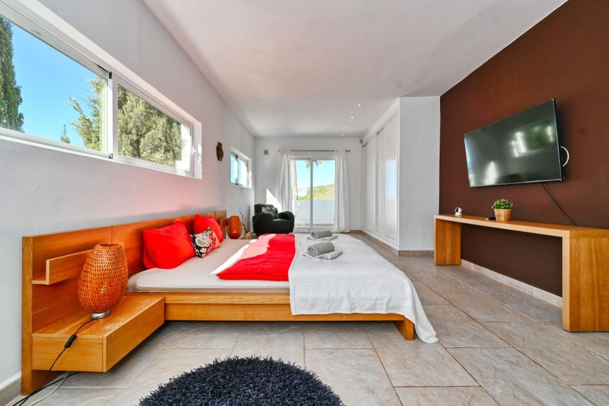 7 soverom Villa til salgs i Algarrobo med svømmebasseng garasje - € 975 000 (Ref: 9900830)