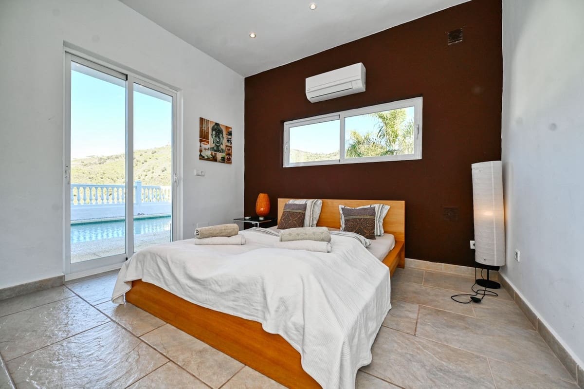 7 soverom Villa til salgs i Algarrobo med svømmebasseng garasje - € 975 000 (Ref: 9900830)