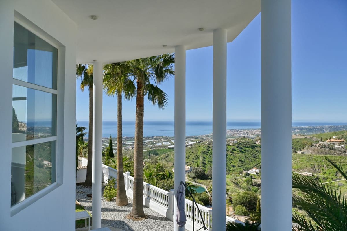 7 soverom Villa til salgs i Algarrobo med svømmebasseng garasje - € 975 000 (Ref: 9900830)