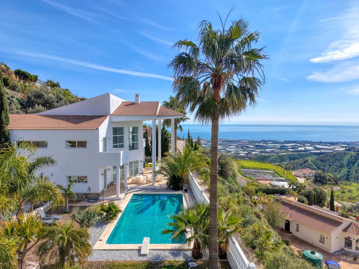 7 soverom Villa til salgs i Algarrobo med svømmebasseng garasje - € 975 000 (Ref: 9900830)