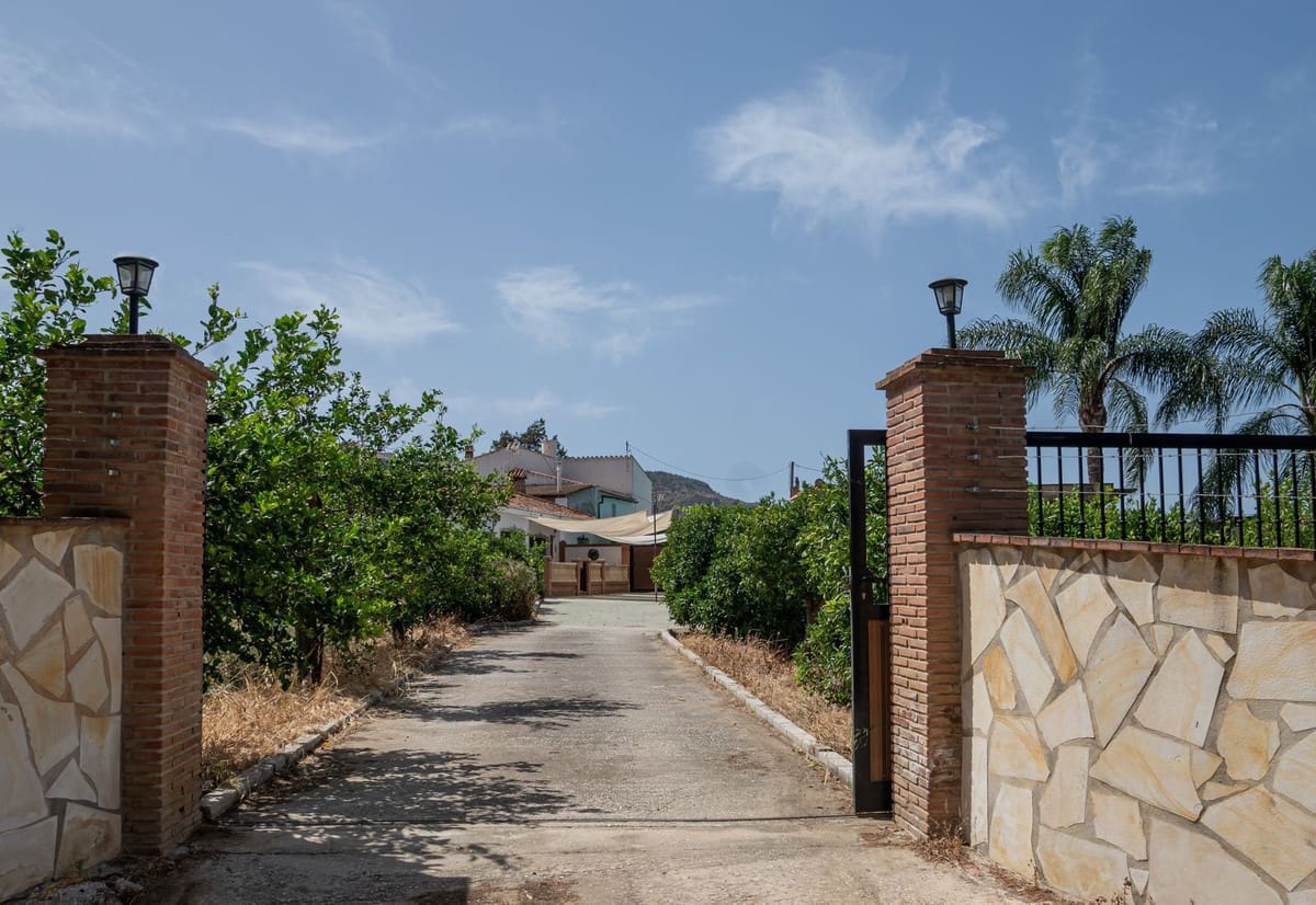 3 bedroom Finca/Country House for sale in Alora with pool garage - € 379,000 (Ref: 9902354)