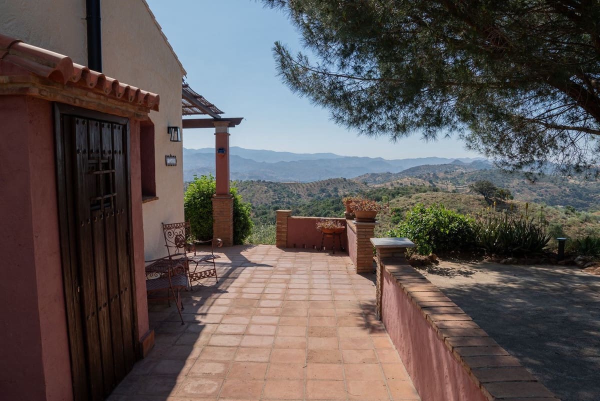 7 soveværelse Finca/Landehus til salg i Almogia med garage - € 395.000 (Ref: 9909052)