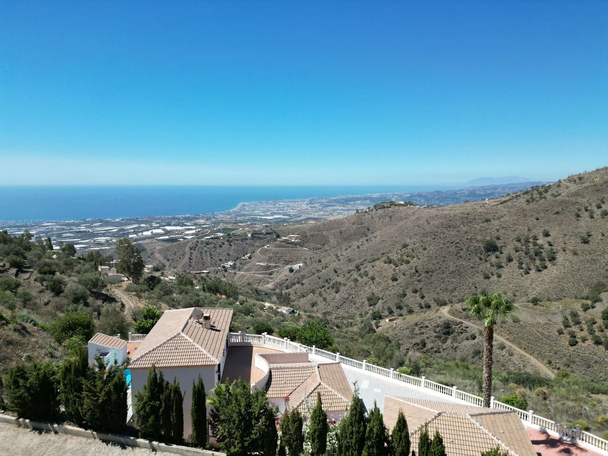 4 bedroom Villa for sale in Arenas with pool garage - € 625,000 (Ref: 9909744)