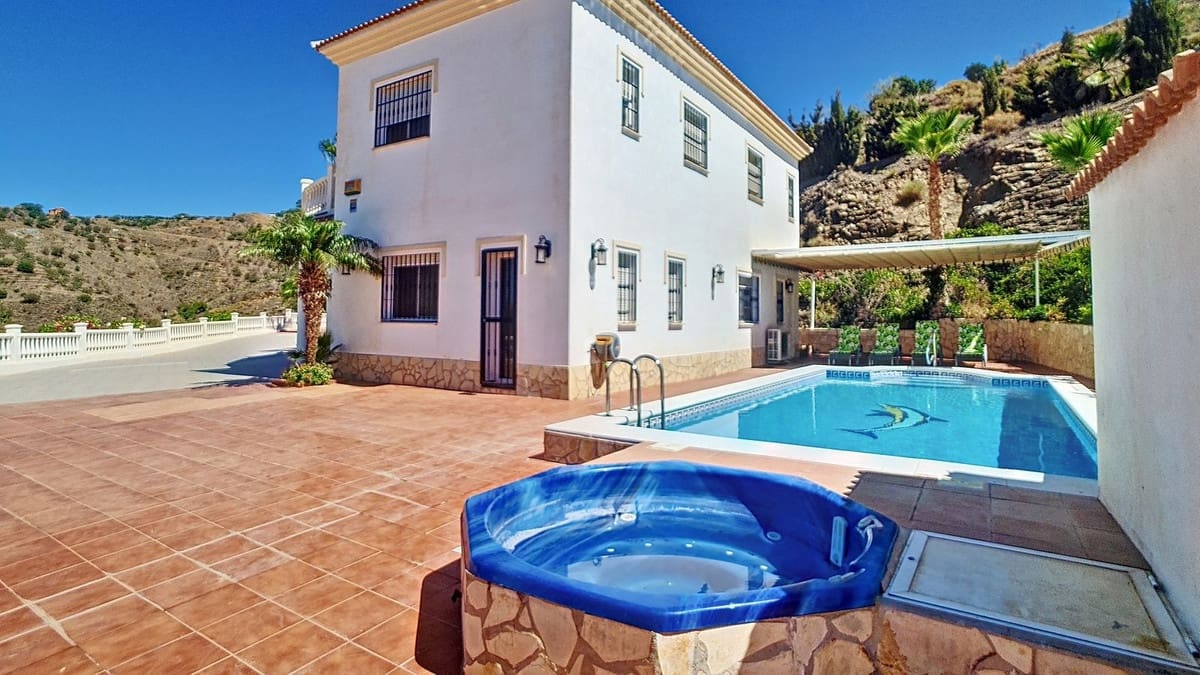 4 bedroom Villa for sale in Arenas with pool garage - € 625,000 (Ref: 9909744)