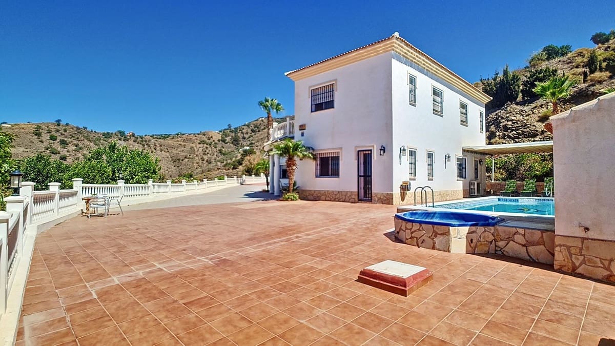 4 bedroom Villa for sale in Arenas with pool garage - € 625,000 (Ref: 9909744)