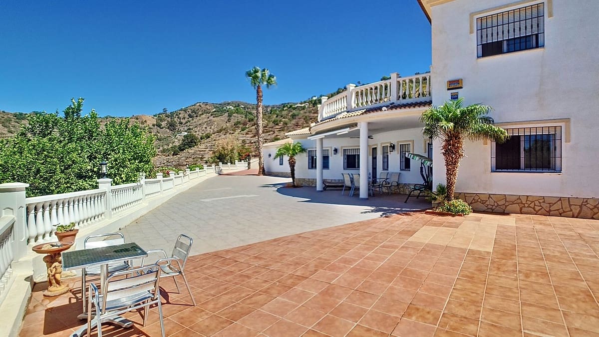 4 bedroom Villa for sale in Arenas with pool garage - € 625,000 (Ref: 9909744)