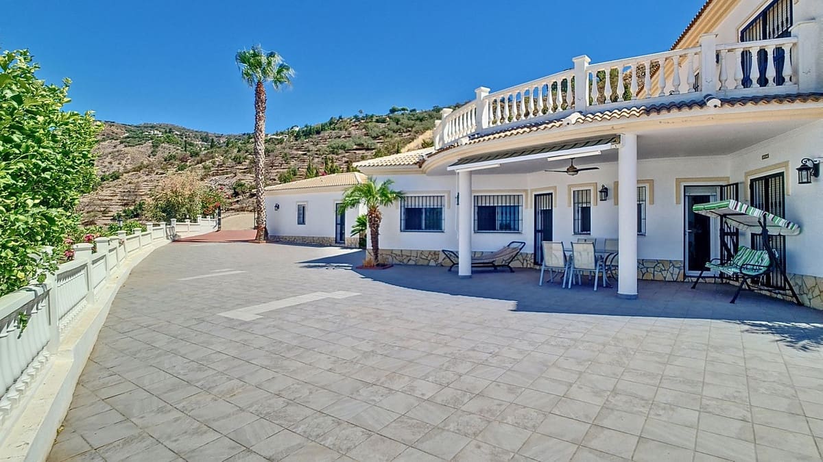 4 bedroom Villa for sale in Arenas with pool garage - € 625,000 (Ref: 9909744)
