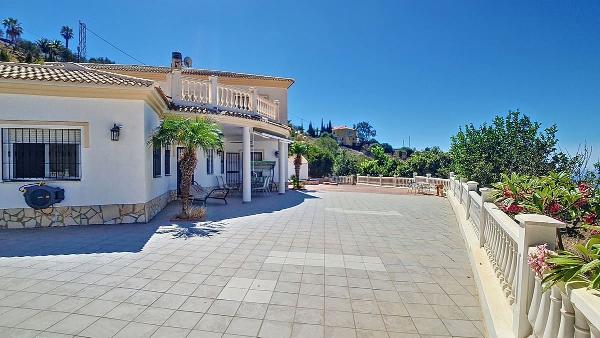 4 bedroom Villa for sale in Arenas with pool garage - € 625,000 (Ref: 9909744)