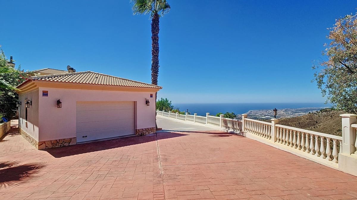 4 bedroom Villa for sale in Arenas with pool garage - € 625,000 (Ref: 9909744)