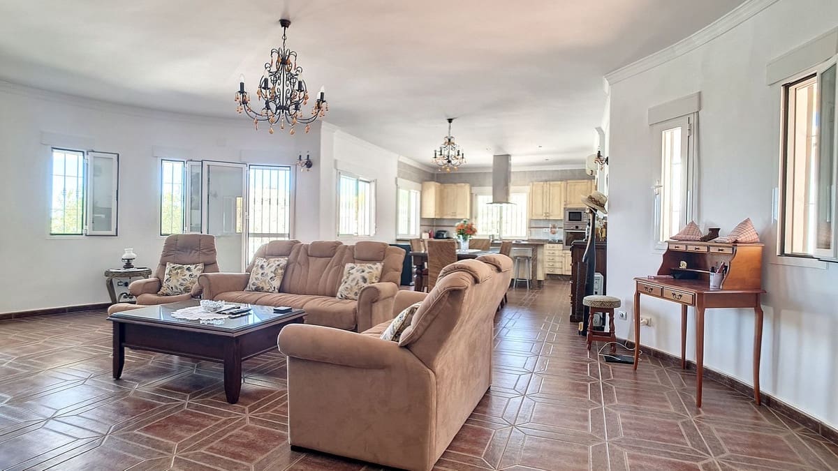 4 bedroom Villa for sale in Arenas with pool garage - € 625,000 (Ref: 9909744)