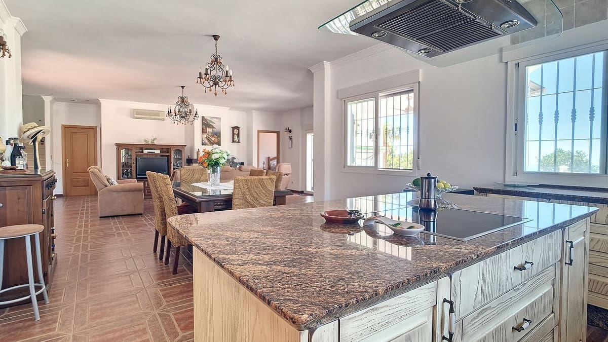 4 bedroom Villa for sale in Arenas with pool garage - € 625,000 (Ref: 9909744)