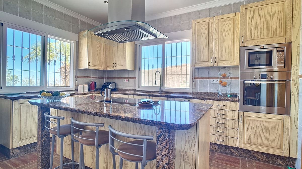 4 bedroom Villa for sale in Arenas with pool garage - € 625,000 (Ref: 9909744)