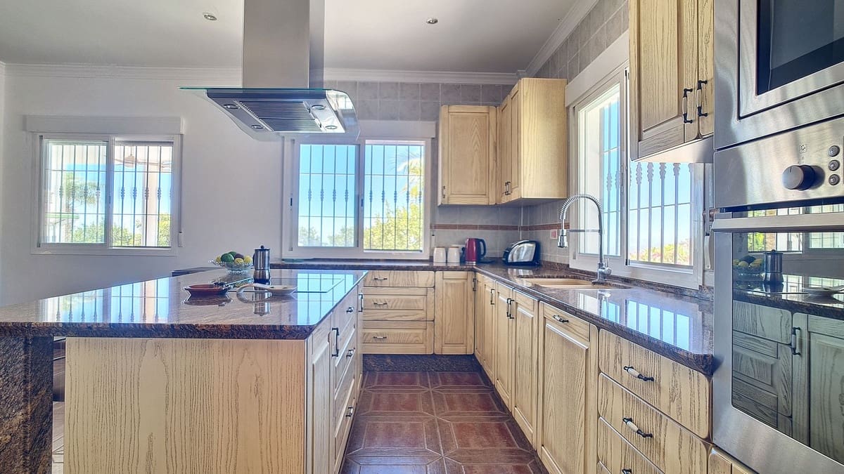 4 bedroom Villa for sale in Arenas with pool garage - € 625,000 (Ref: 9909744)