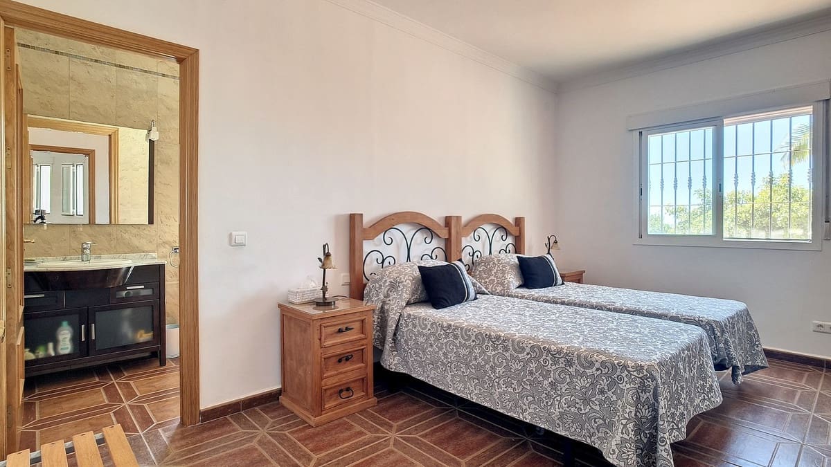 4 bedroom Villa for sale in Arenas with pool garage - € 625,000 (Ref: 9909744)
