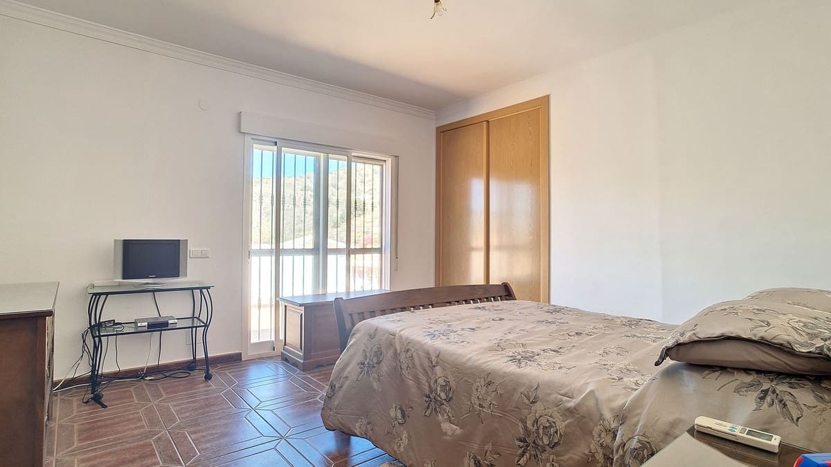 4 bedroom Villa for sale in Arenas with pool garage - € 625,000 (Ref: 9909744)