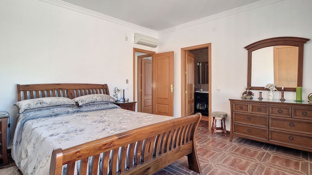 4 bedroom Villa for sale in Arenas with pool garage - € 625,000 (Ref: 9909744)
