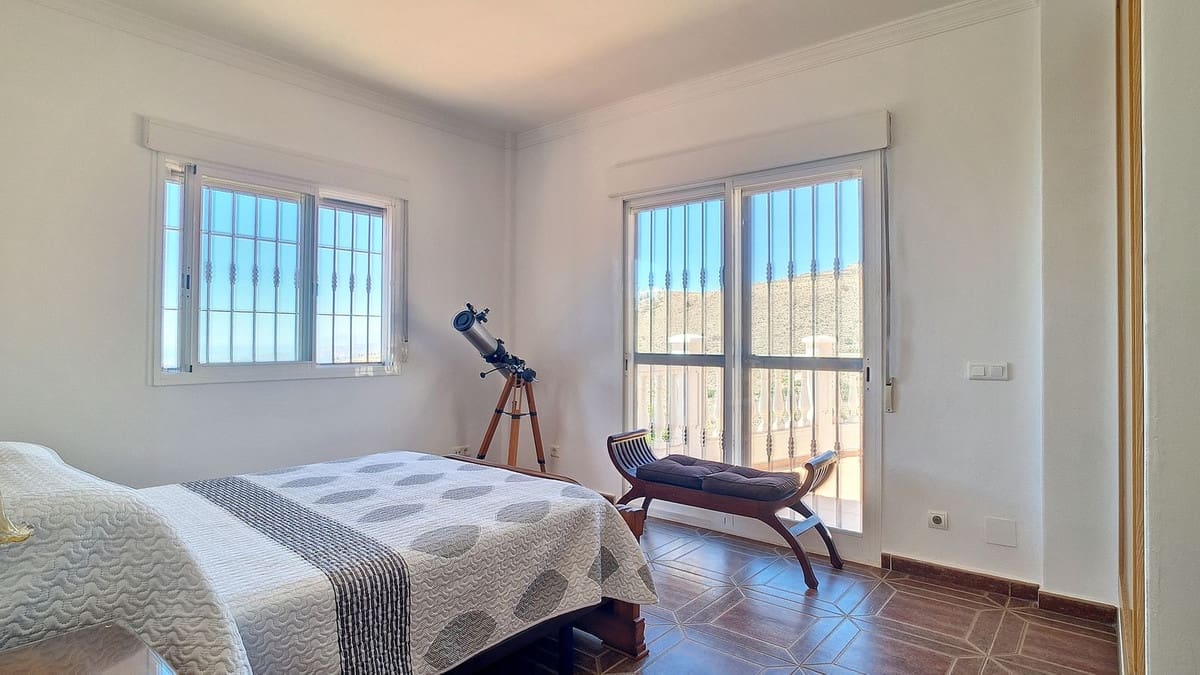 4 bedroom Villa for sale in Arenas with pool garage - € 625,000 (Ref: 9909744)