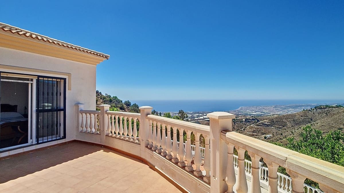 4 bedroom Villa for sale in Arenas with pool garage - € 625,000 (Ref: 9909744)