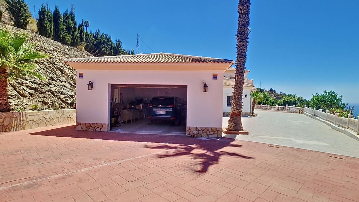 4 bedroom Villa for sale in Arenas with pool garage - € 625,000 (Ref: 9909744)
