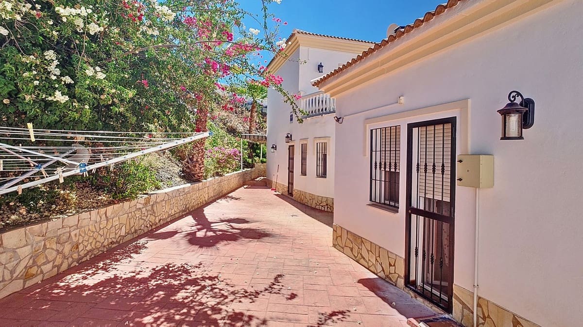 4 bedroom Villa for sale in Arenas with pool garage - € 625,000 (Ref: 9909744)