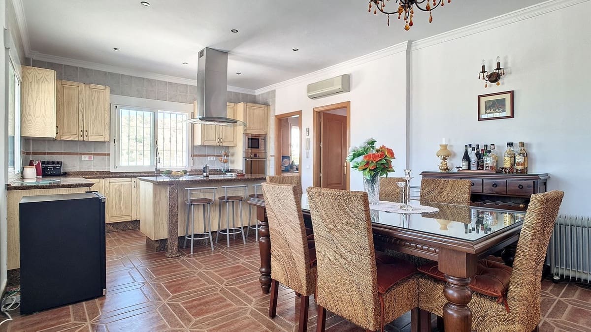 4 bedroom Villa for sale in Arenas with pool garage - € 625,000 (Ref: 9909744)