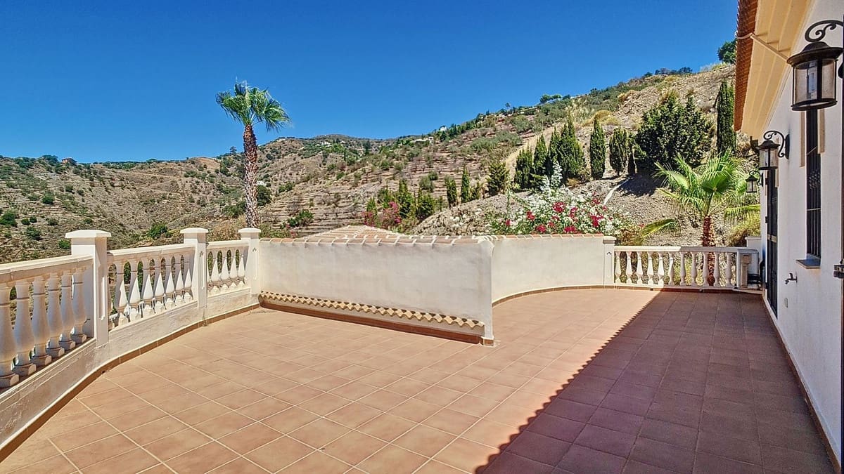 4 bedroom Villa for sale in Arenas with pool garage - € 625,000 (Ref: 9909744)