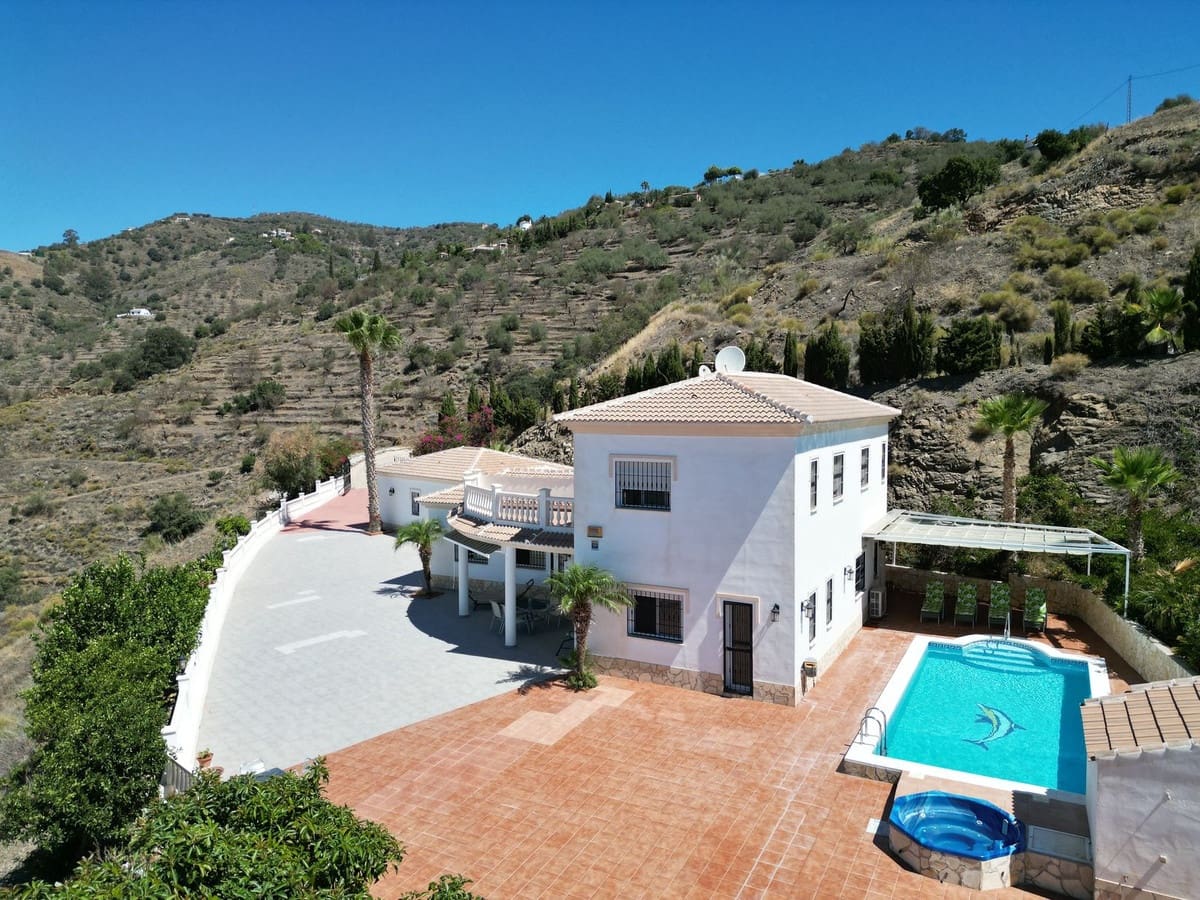 4 bedroom Villa for sale in Arenas with pool garage - € 625,000 (Ref: 9909744)