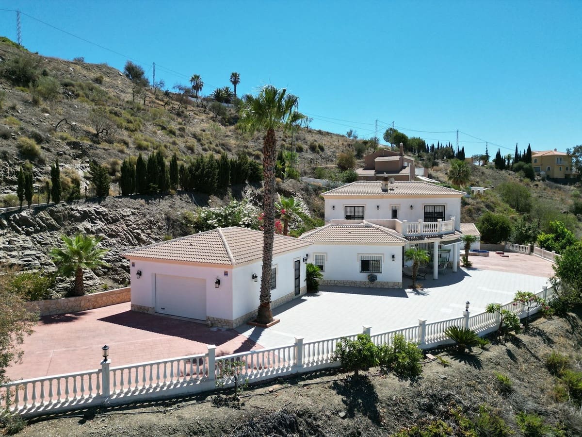 4 bedroom Villa for sale in Arenas with pool garage - € 625,000 (Ref: 9909744)