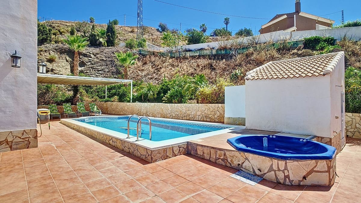 4 bedroom Villa for sale in Arenas with pool garage - € 625,000 (Ref: 9909744)