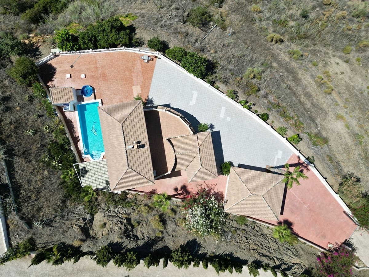 4 bedroom Villa for sale in Arenas with pool garage - € 625,000 (Ref: 9909744)