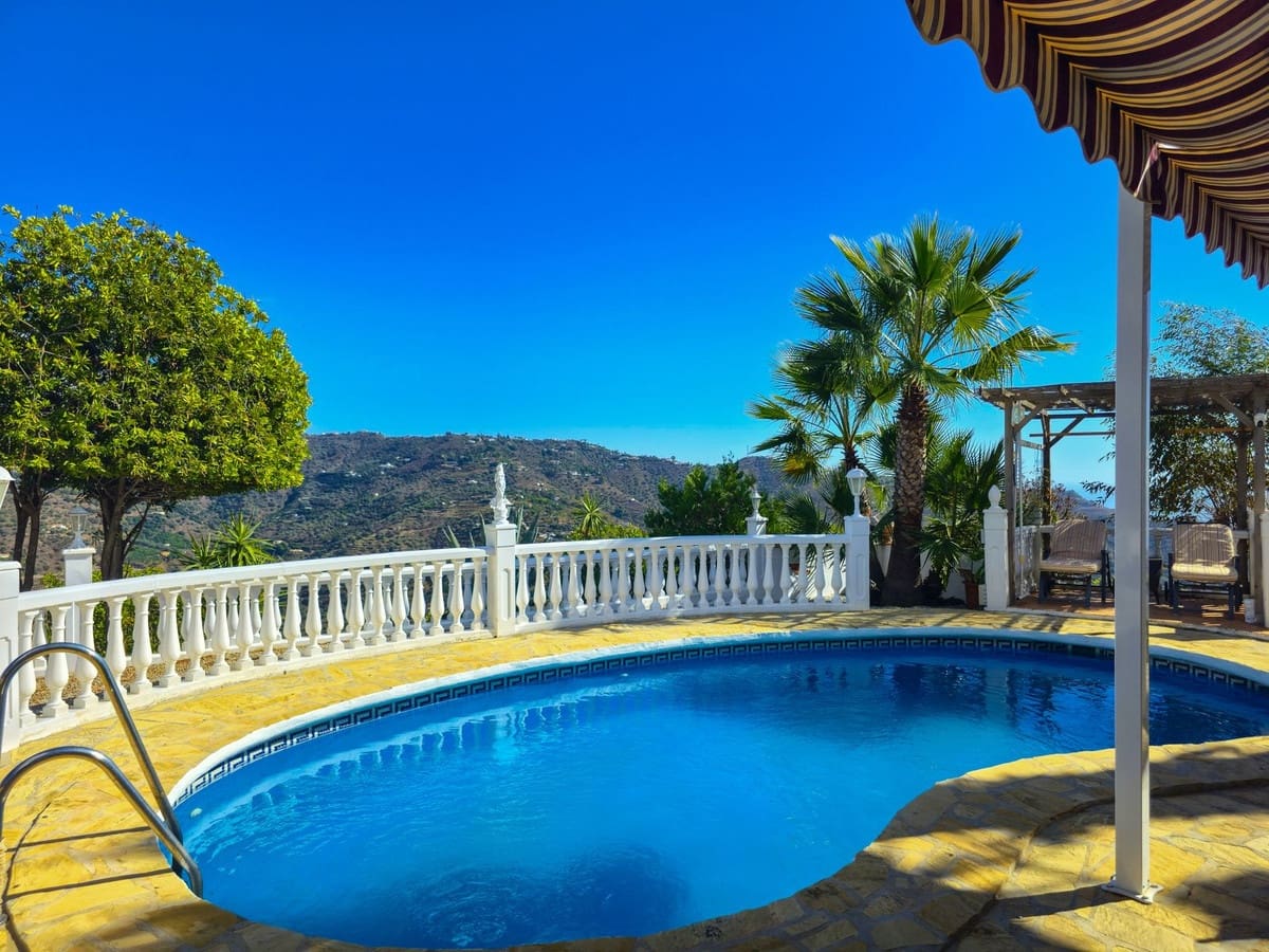 3 bedroom Villa for sale in Arenas with pool garage - € 535,000 (Ref: 9909745)
