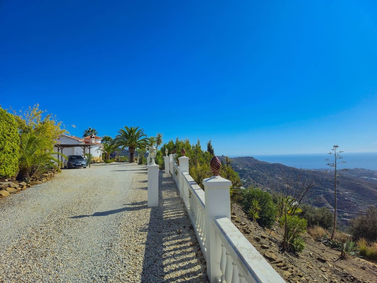 3 bedroom Villa for sale in Arenas with pool garage - € 535,000 (Ref: 9909745)