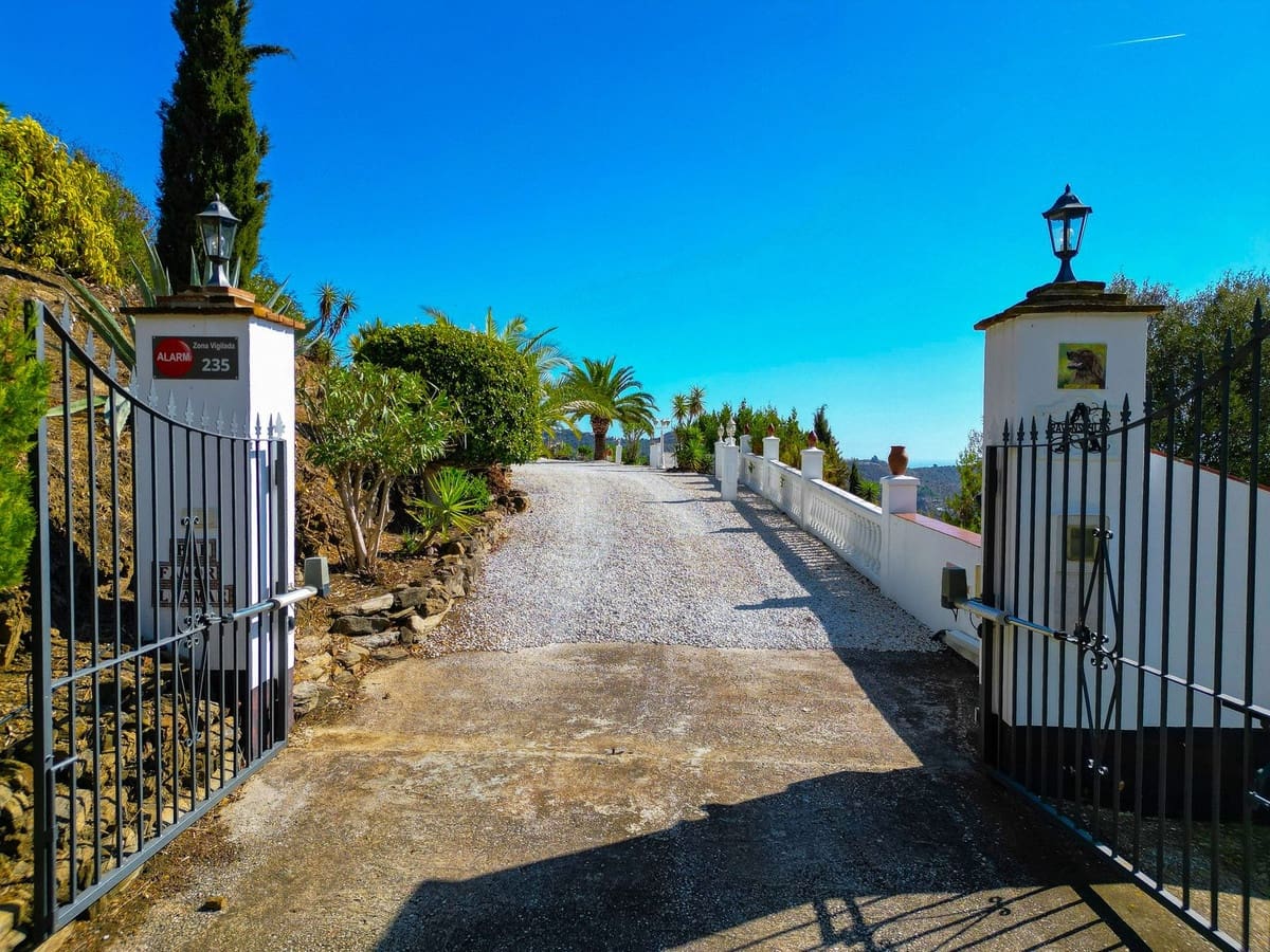 3 bedroom Villa for sale in Arenas with pool garage - € 535,000 (Ref: 9909745)