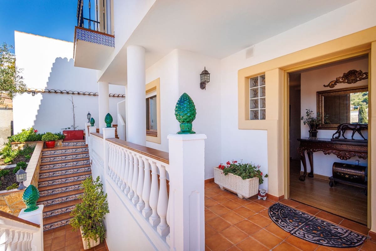 Chalet de 3 habitaciones en Almuñécar en venta con piscina garaje - 749.000 € (Ref: 9912384)