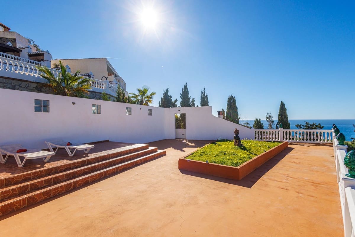 Chalet de 3 habitaciones en Almuñécar en venta con piscina garaje - 749.000 € (Ref: 9912384)