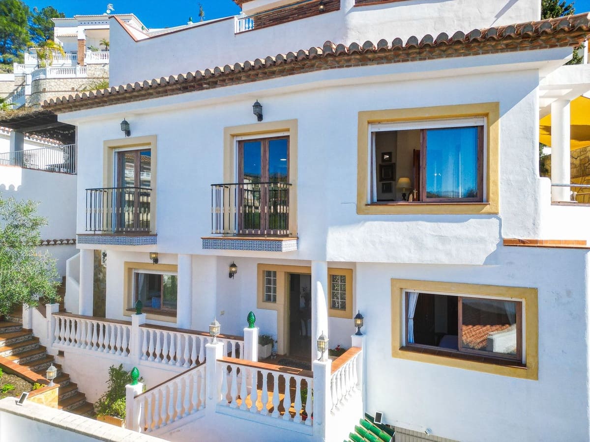 Chalet de 3 habitaciones en Almuñécar en venta con piscina garaje - 749.000 € (Ref: 9912384)