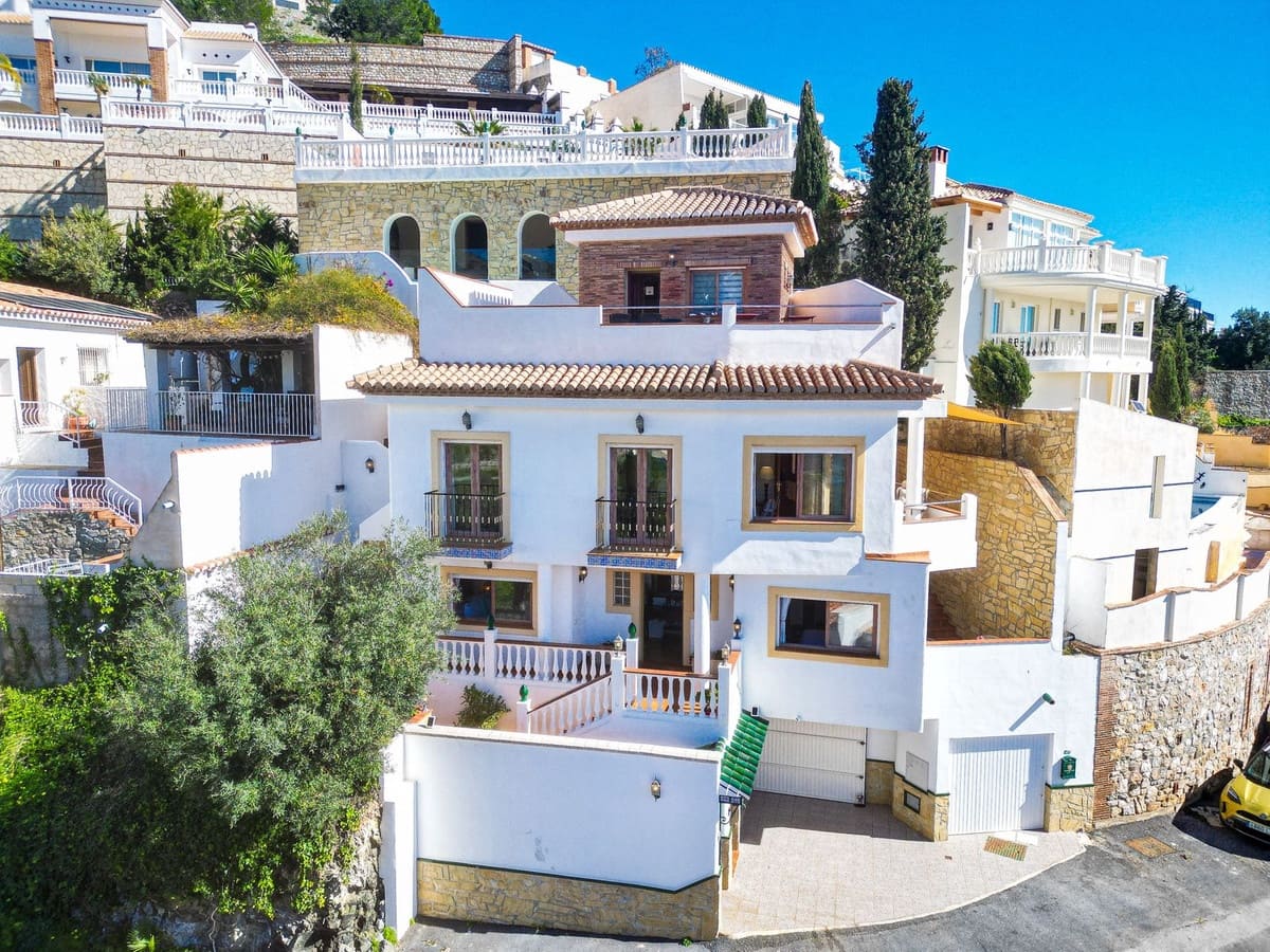 Chalet de 3 habitaciones en Almuñécar en venta con piscina garaje - 749.000 € (Ref: 9912384)