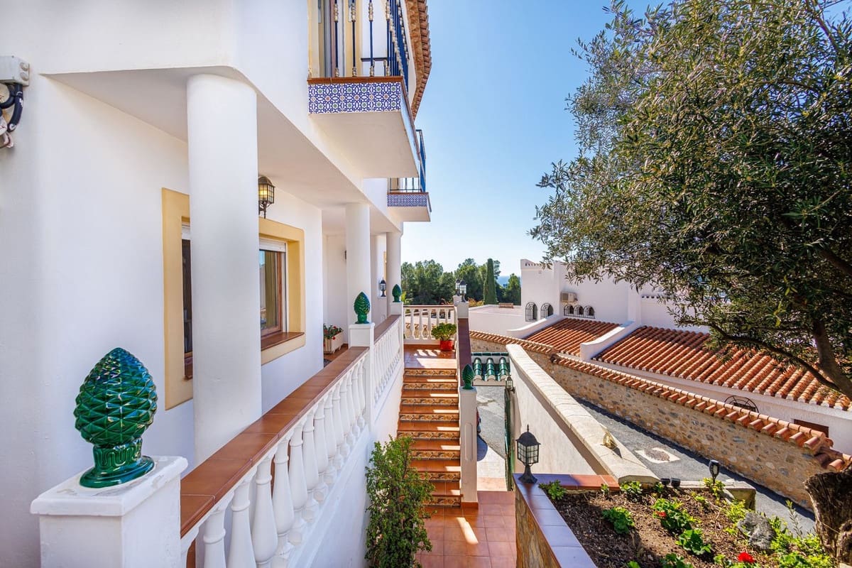Chalet de 3 habitaciones en Almuñécar en venta con piscina garaje - 749.000 € (Ref: 9912384)