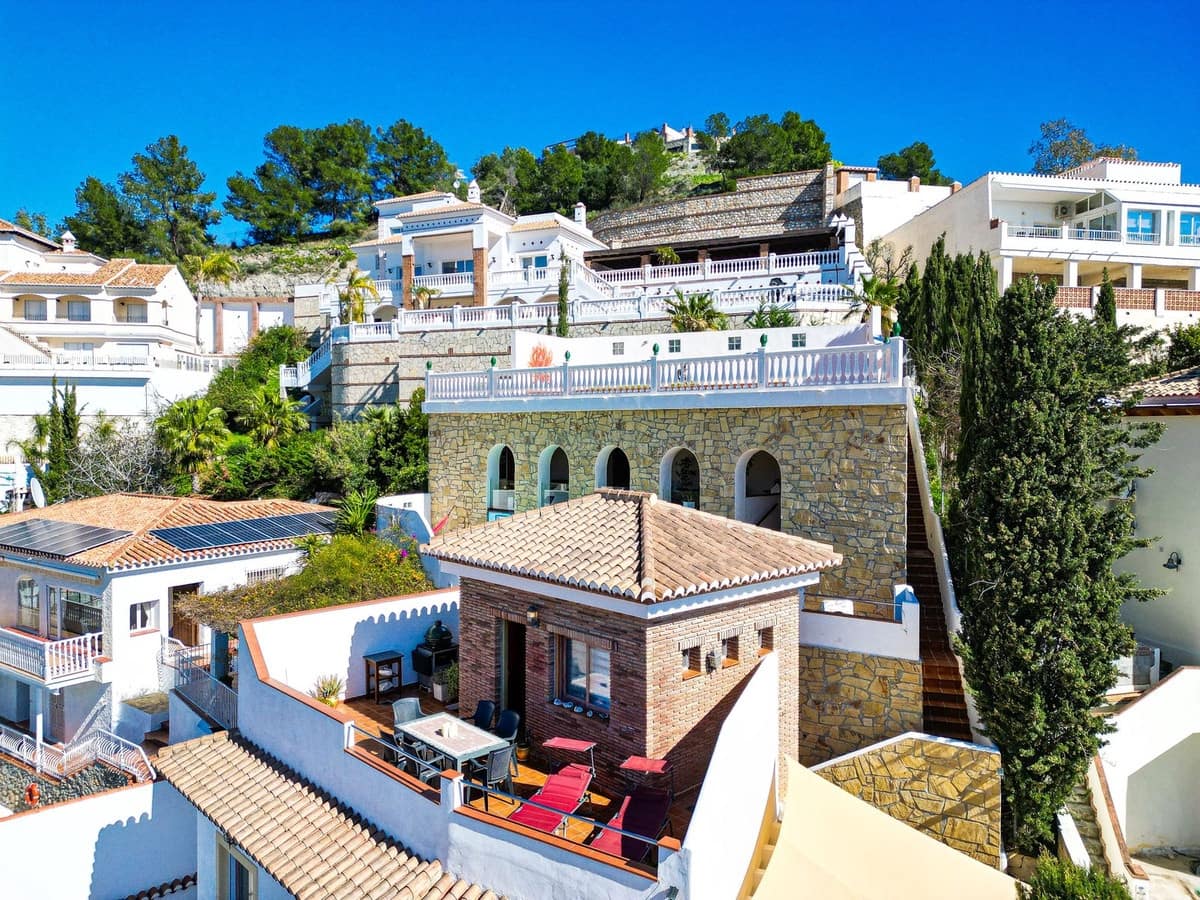 Chalet de 3 habitaciones en Almuñécar en venta con piscina garaje - 749.000 € (Ref: 9912384)