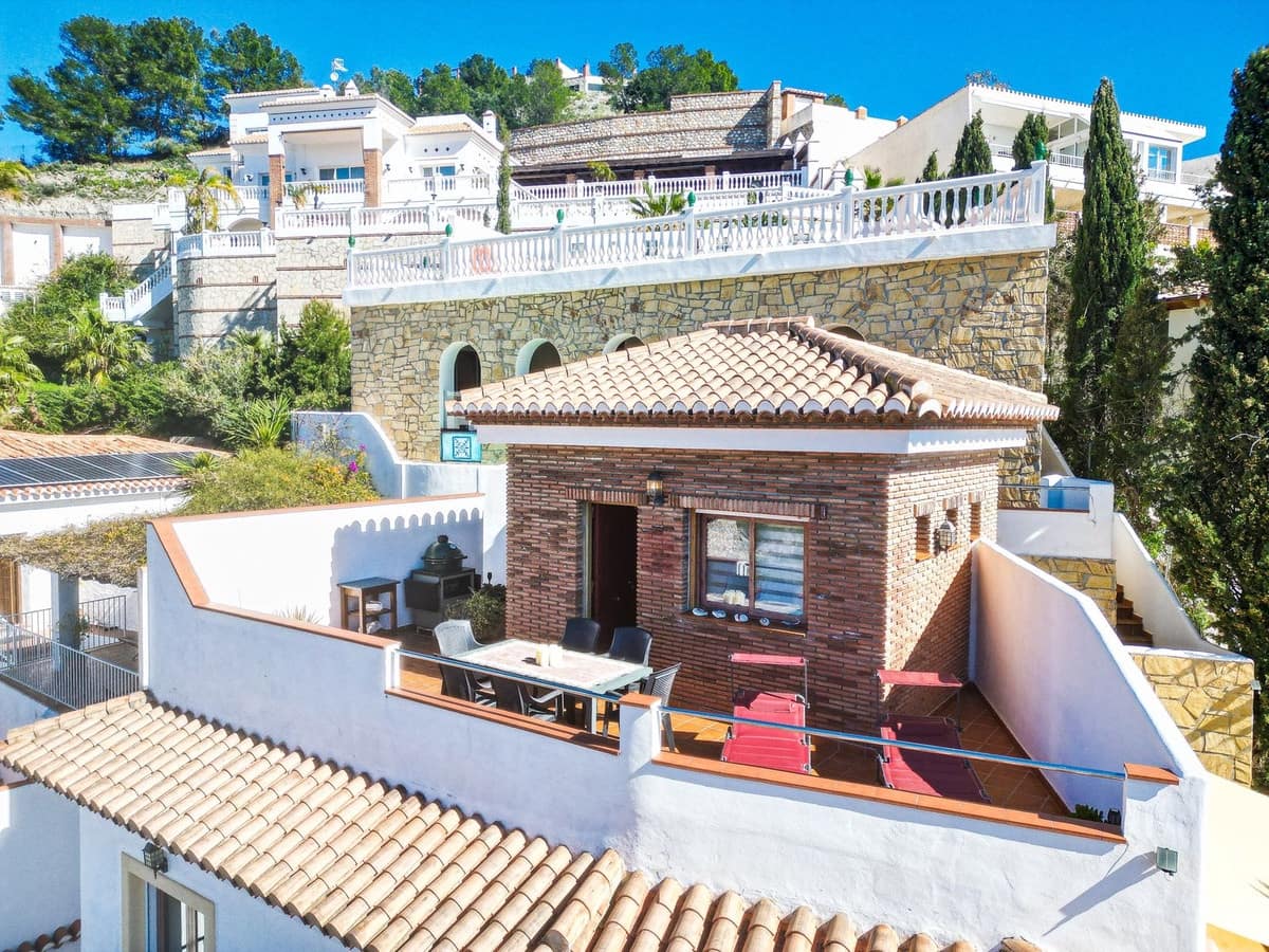 Chalet de 3 habitaciones en Almuñécar en venta con piscina garaje - 749.000 € (Ref: 9912384)