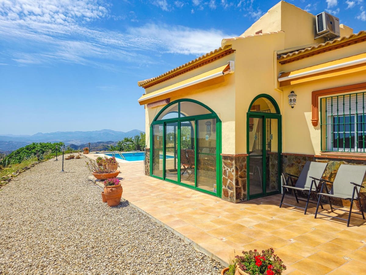 3 quarto Moradia para venda em Arenas com piscina garagem - 420 000 € (Ref: 9916352)