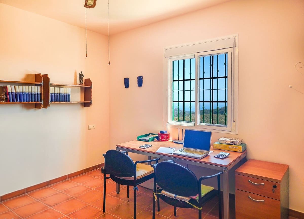 3 bedroom Villa for sale in Arenas with pool garage - € 420,000 (Ref: 9916352)