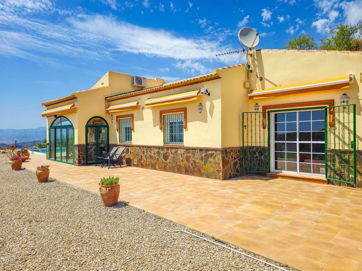 3 bedroom Villa for sale in Arenas with pool garage - € 420,000 (Ref: 9916352)