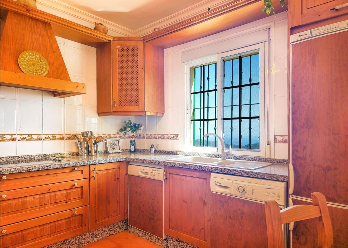 3 bedroom Villa for sale in Arenas with pool garage - € 420,000 (Ref: 9916352)