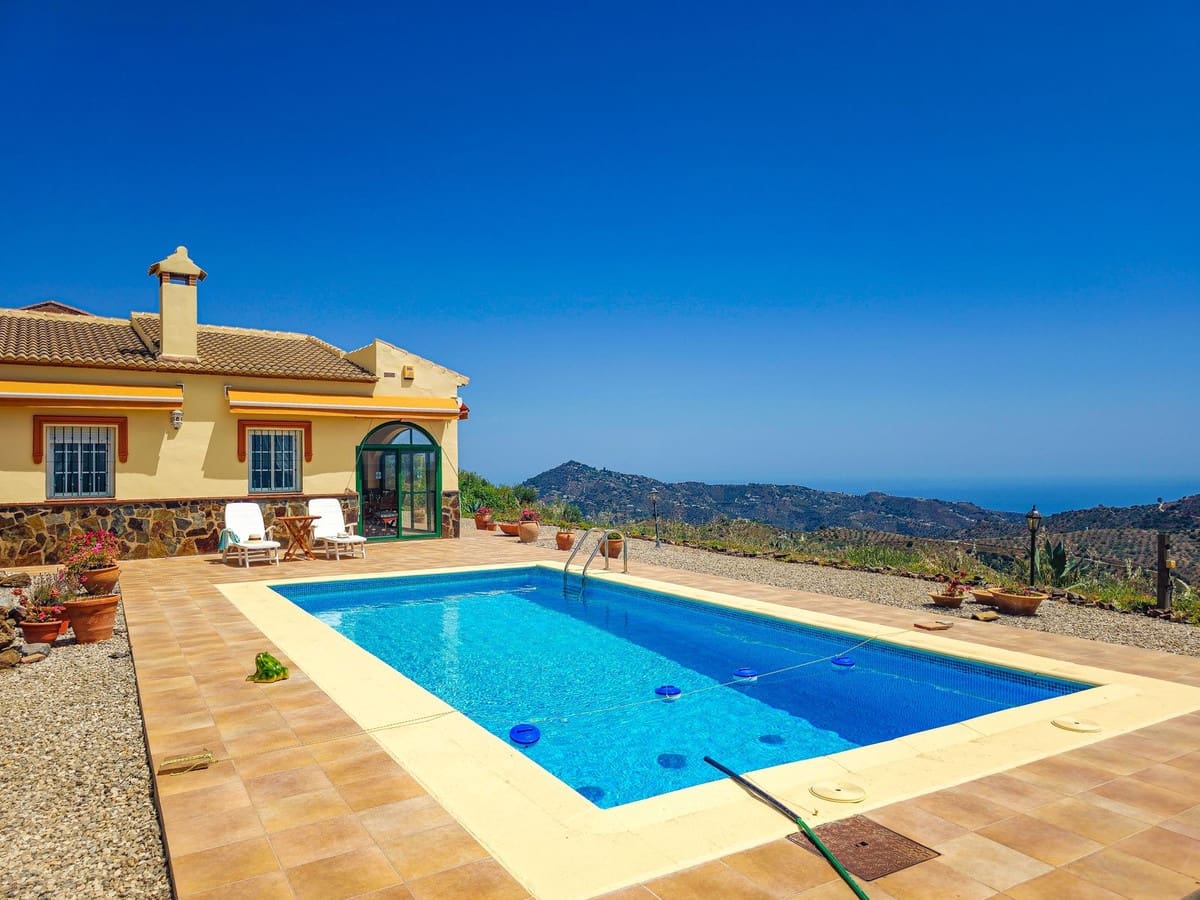3 bedroom Villa for sale in Arenas with pool garage - € 420,000 (Ref: 9916352)