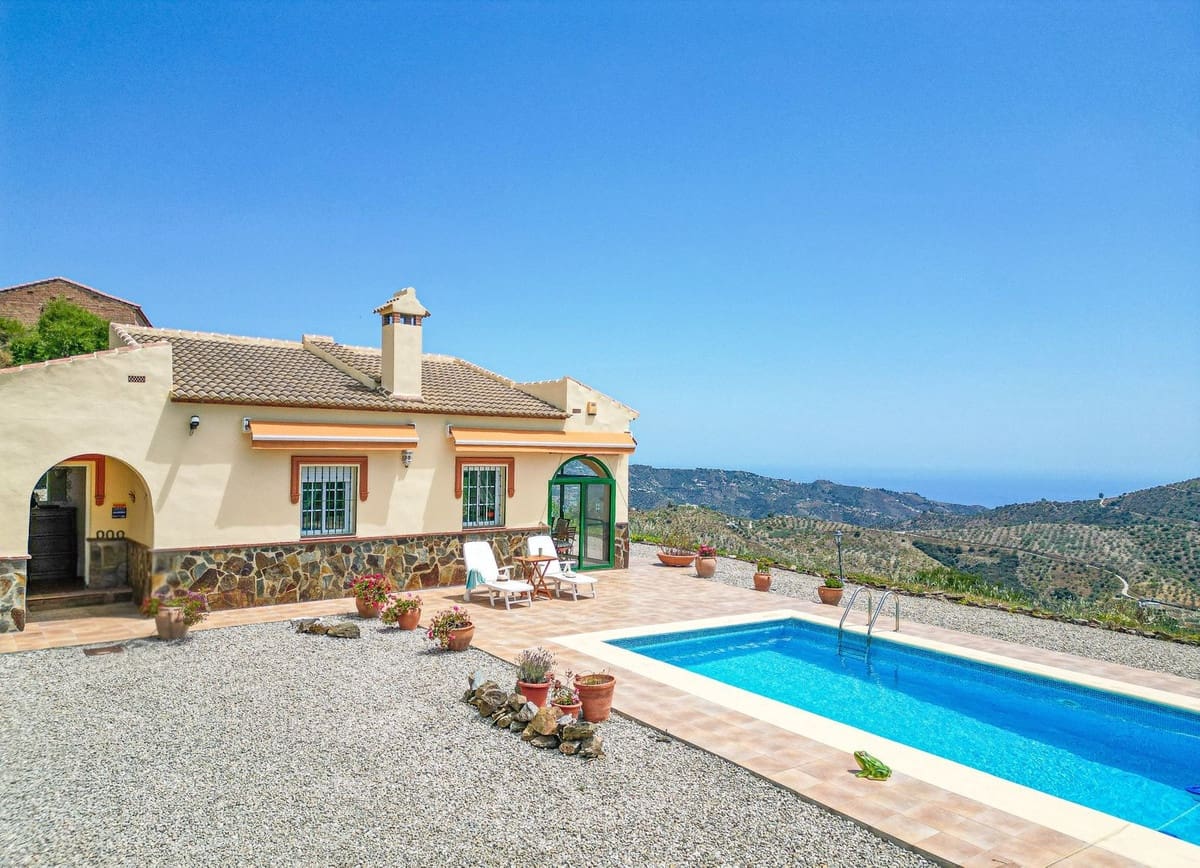 3 bedroom Villa for sale in Arenas with pool garage - € 420,000 (Ref: 9916352)