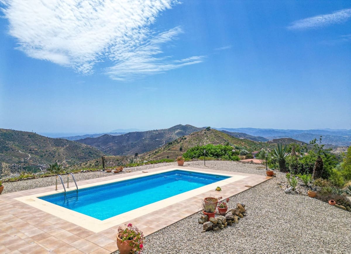 3 bedroom Villa for sale in Arenas with pool garage - € 420,000 (Ref: 9916352)